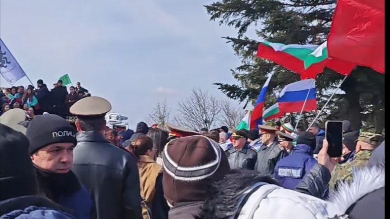 Атакуваха президента Йотова на връх Шипка: „Русия Русия!“ Нарекоха Румен Радев с обидно име – ВИДЕО