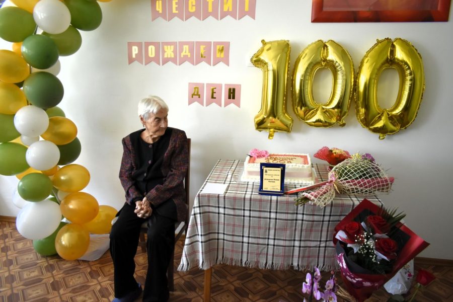 Баба Атанаска на 100 години