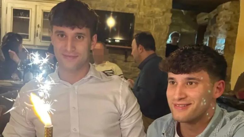 Близнаци загинаха при токов удар хванати за ръка
