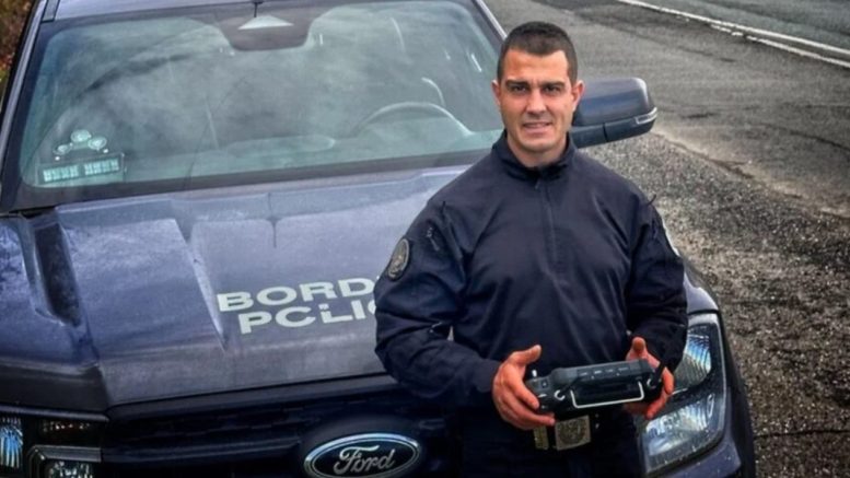 Ето го граничен полицай Ивелин Арабаджиев, който спаси десетки пътници от катастрофиралия автобус