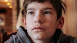 „Майка ми ме родила на 14 и ме оставила в родилното“: ДНК тест разкри шокираща семейна тайна