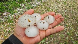 Днес небето се разтваря над България! Гръмотевици, градушки и силен вятър в тези райони: