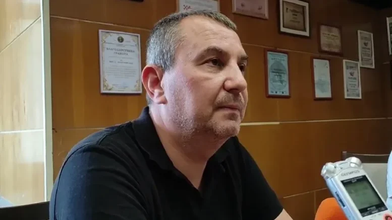 Случаят с 16-г. Ивана паднала от балкон в Благоевград се заплита: Баща й показа снимки със следи от насилие