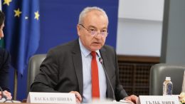 Властта слага таван на чиновническите заплати, предлага замразяване на депутатските