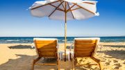 Сянката на морето: Чадър и шезлонг = €23