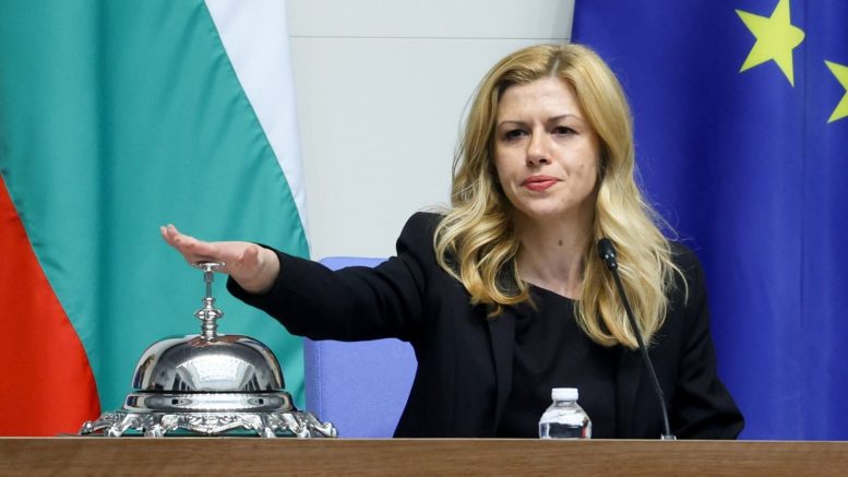 Шефката на Парламента пак шокира! Цъфна в НС с дантелен минижуп като труженичка