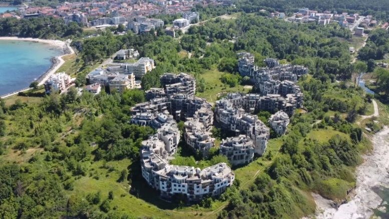 Дадоха земята си за 40 апартамента останаха с бетонни руини: Призрачният град край Царево