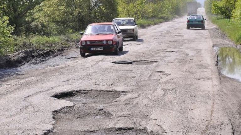 Пътищата ни са дупка до дупка, а вдигат винетките