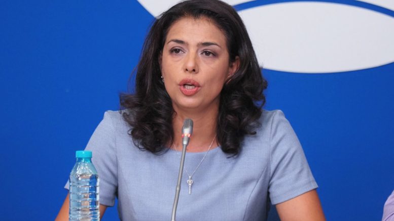 Ваня Григорова събра очите с изрязан бански и развети коси на плажа: