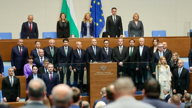 Кабинетът "Радев" "замразява" минималната заплата до 2028 г.