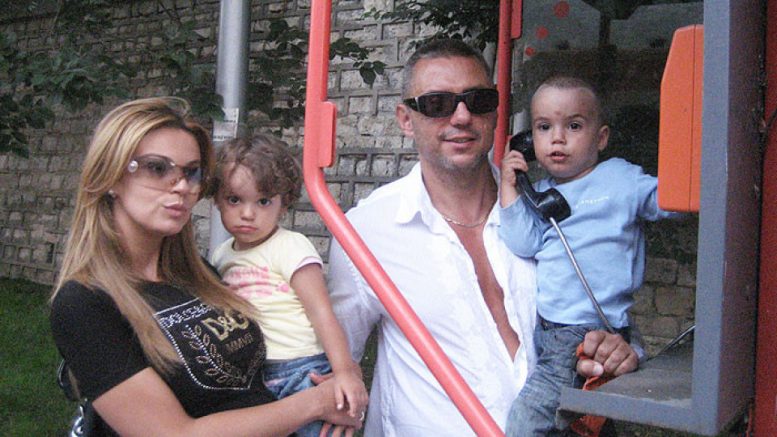 Децата на Мая и Крум Савов завършиха Италианския лицей с елегантна визия (СНИМКИ)