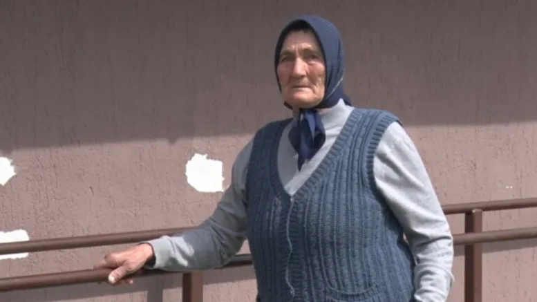 Майка на 76 години сама се грижи за двамата си неподвижни синове: „Страхувам се само от едно...“