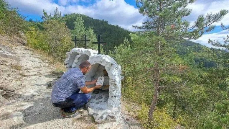 ПОКЛОН! Родопчанинът Александър носи 8 тона камъни на гръб, за да строи параклиси