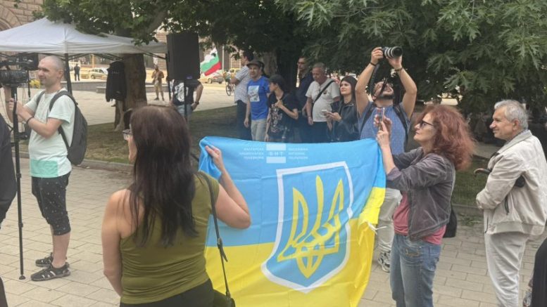 Украинци на протест срещу Румен Радев: "Убирайся отсюда, Крадев"?!