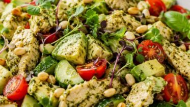 Лятна пилешка салата с ресторантски вкус: Само около 400 калории и готова за минути