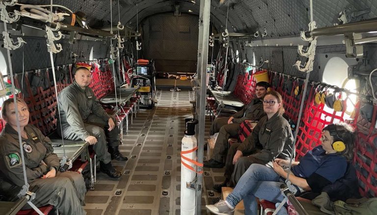 Военният "Спартан" спасява 6-месечно бебе и 12-годишно момиче